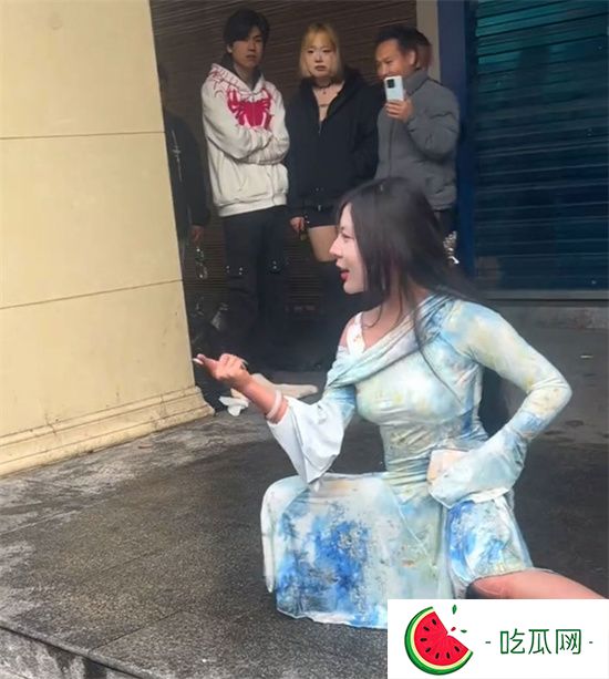 长沙解放西路旗袍女发疯 搔首弄姿 老哥摸胸拍裙底 不愧是最抽