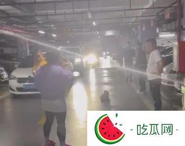 nana糖心vlog：刺激！两名宝马女地下车库互殴