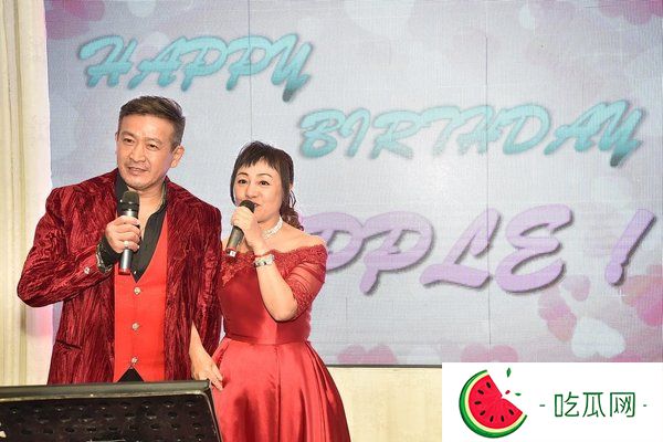 糖心vlog最新地址：容祖儿伯乐63岁生日风采依然，难忍“香