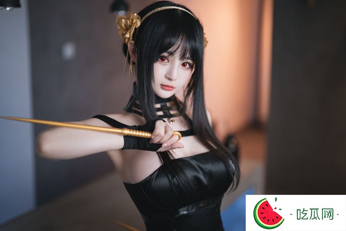 千变万化！樱井宁宁约尔太太英姿飒爽 黑色连衣裙与金色发簪的魔力