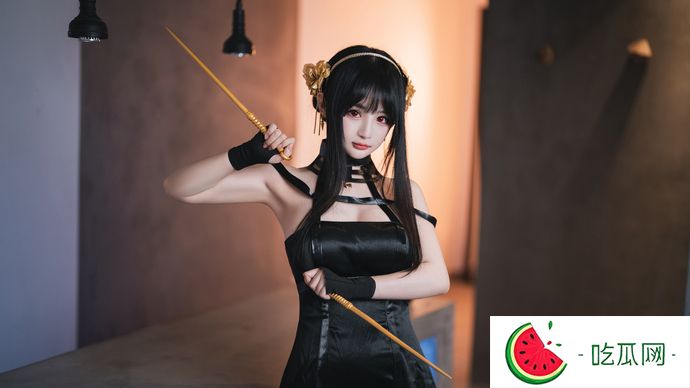 千变万化！樱井宁宁约尔太太英姿飒爽 黑色连衣裙与金色发簪的魔力