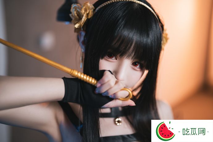 千变万化！樱井宁宁约尔太太英姿飒爽 黑色连衣裙与金色发簪的魔力