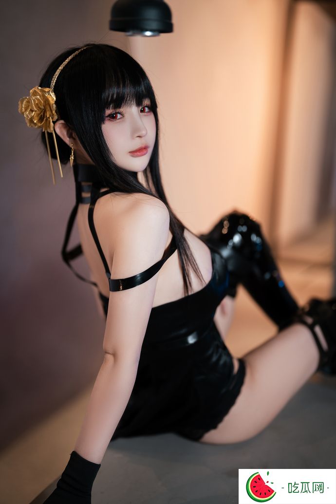 千变万化！樱井宁宁约尔太太英姿飒爽 黑色连衣裙与金色发簪的魔力