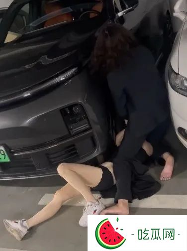 刺激!两名宝马女地下车库互殴-吃瓜网