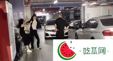 刺激!两名宝马女地下车库互殴-吃瓜网